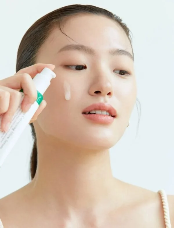 Dark Spot Correcting Glow Serum de chez Axis-Y - Photo Mannequin