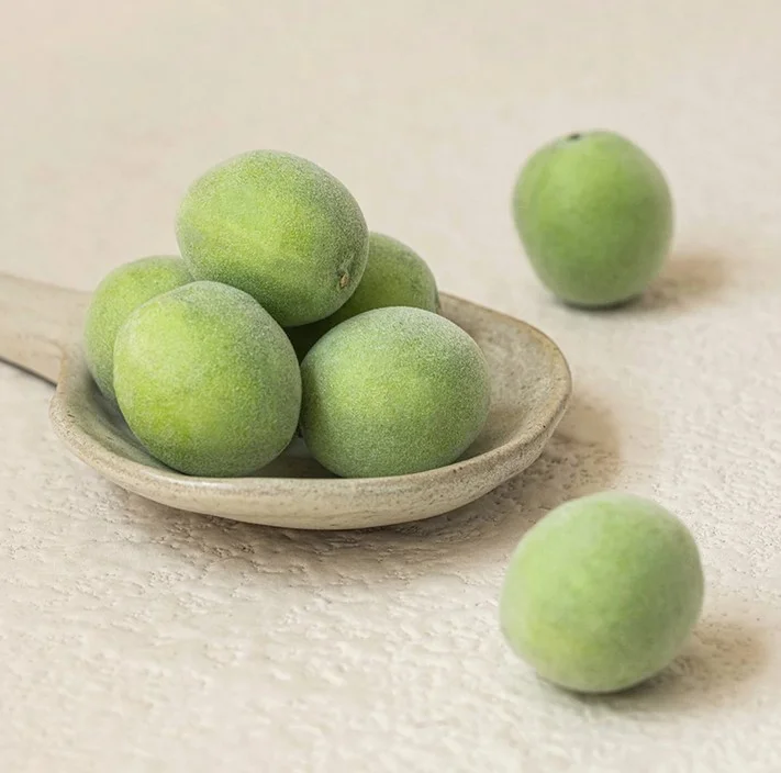 Green Plum Refreshing Cleanser de chez Beauty of Joseon - Photo prunes